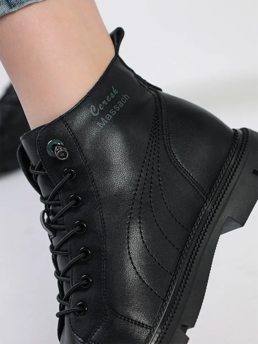Ботинки черного цвета с эластичной шнуровкой